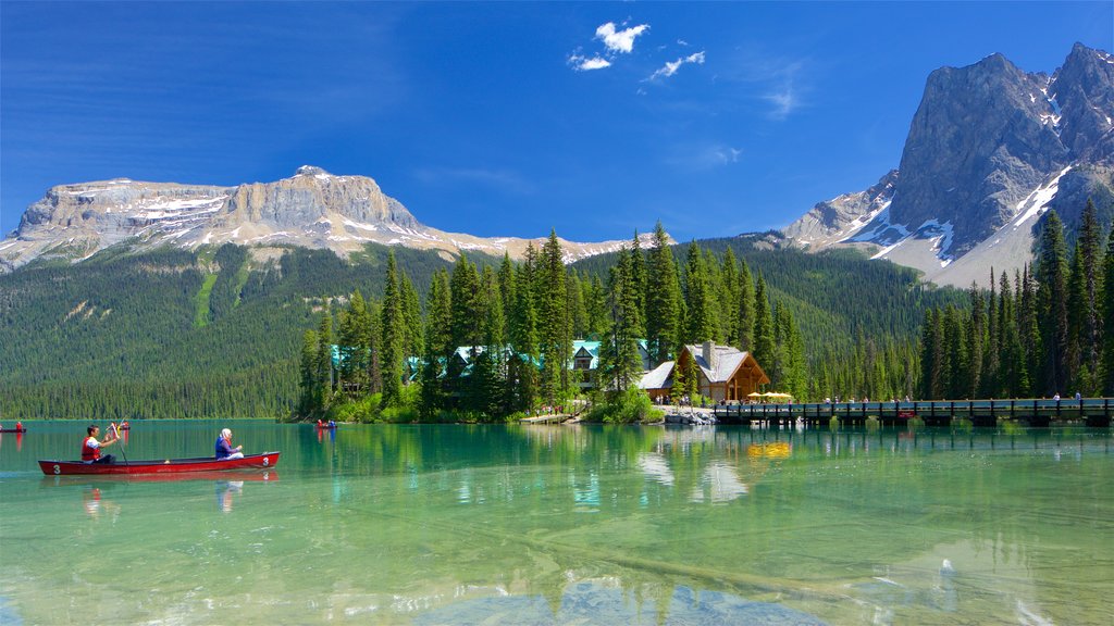 Yoho National Park que incluye montañas, un lago o abrevadero y una pequeña ciudad o pueblo