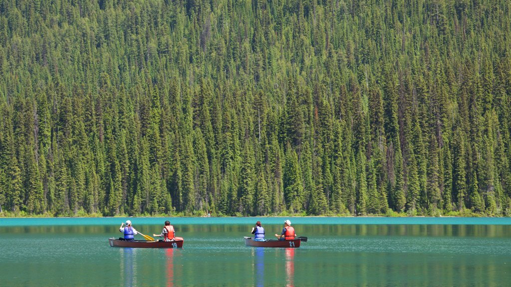 Yoho National Park que incluye kayak o canoa, un lago o abrevadero y escenas tranquilas