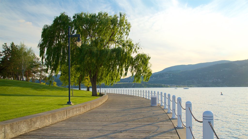 Parque Waterfront ofreciendo un parque y un lago o espejo de agua