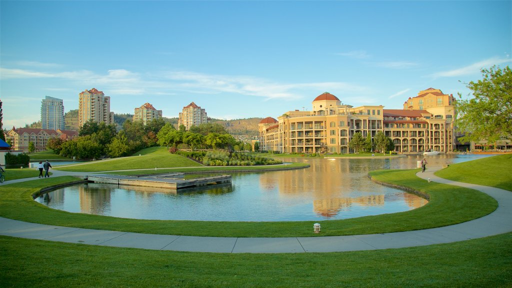 Parque Waterfront que incluye un lago o abrevadero y un jardín