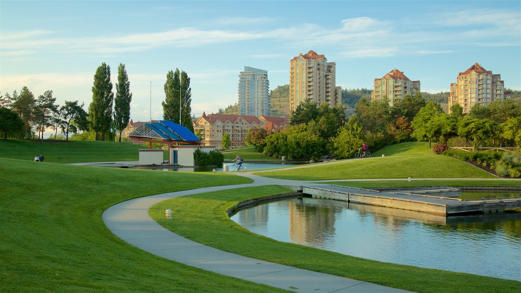 Parque Waterfront mostrando un lago o abrevadero y un jardín