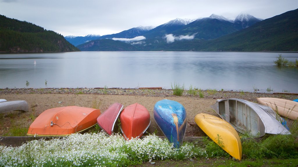 Kaslo mostrando un lago o abrevadero