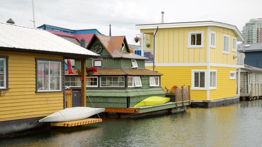 Fisherman\'s Wharf Park showing a bay or harbour