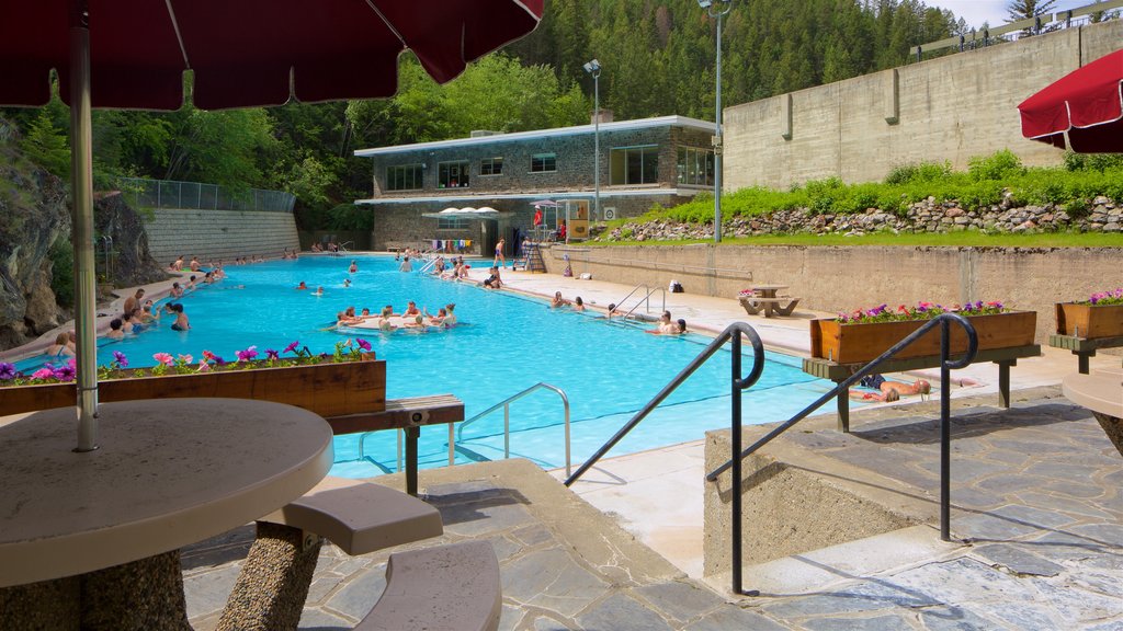 Kootenay National Park caracterizando natação e uma piscina assim como um pequeno grupo de pessoas