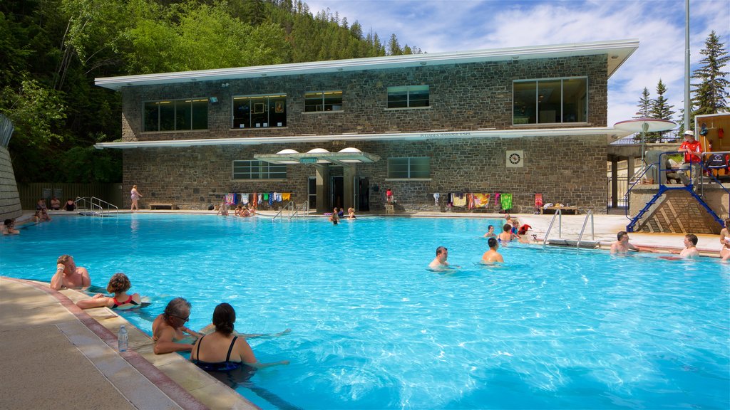 Parc national de Kootenay mettant en vedette une piscine et nage aussi bien que un petit groupe de personnes