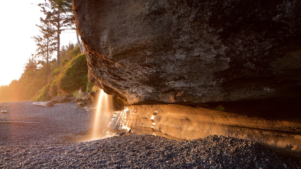 Sooke toont een kiezelstrand en een zonsondergang