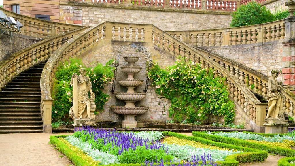 Fortaleza Marienberg mostrando elementos del patrimonio, un jardín y flores silvestres