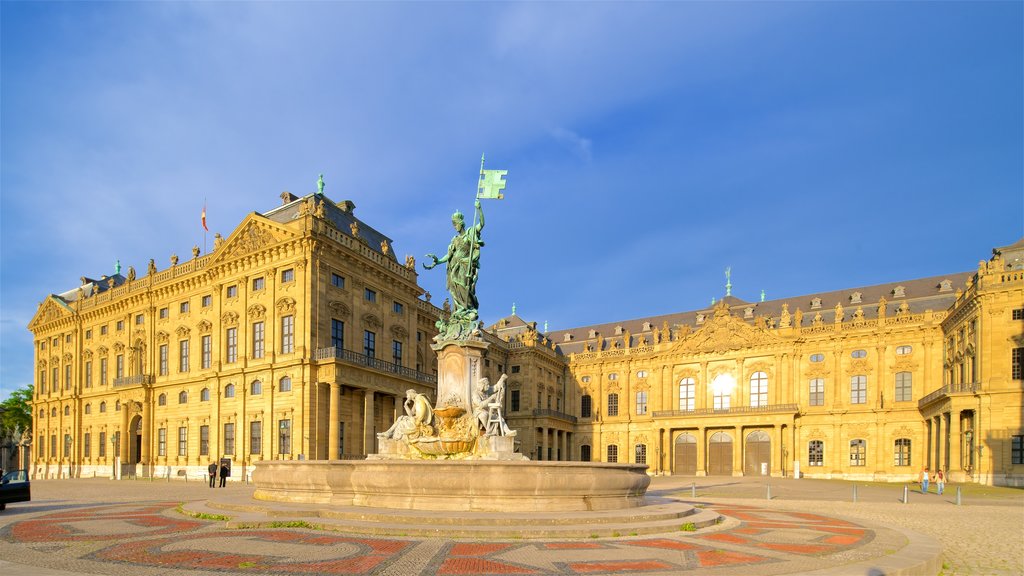 Würzburger Residenz mit einem Springbrunnen, Statue oder Skulptur und historische Architektur