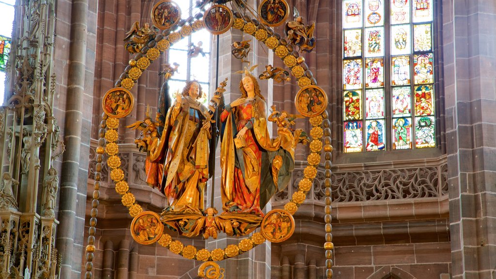 Igreja de São Lourenço que inclui elementos de patrimônio, vistas internas e elementos religiosos