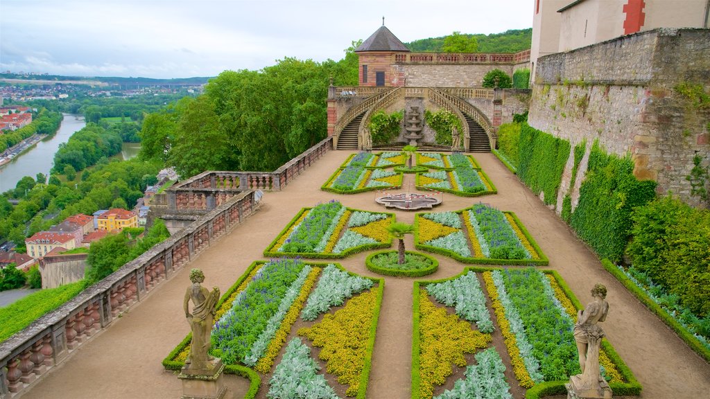 Fortaleza de Marienberg, Wurzburgo, Alemania ofreciendo elementos patrimoniales y un parque