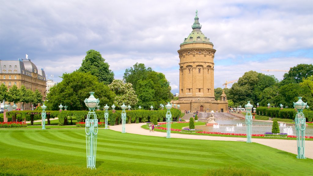 Mannheim Water Tower montrant fontaine, patrimoine architectural et parc