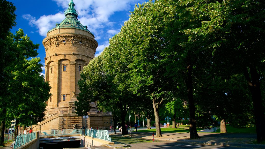 Torre del Agua de Mannheim mostrando arquitectura patrimonial y un parque