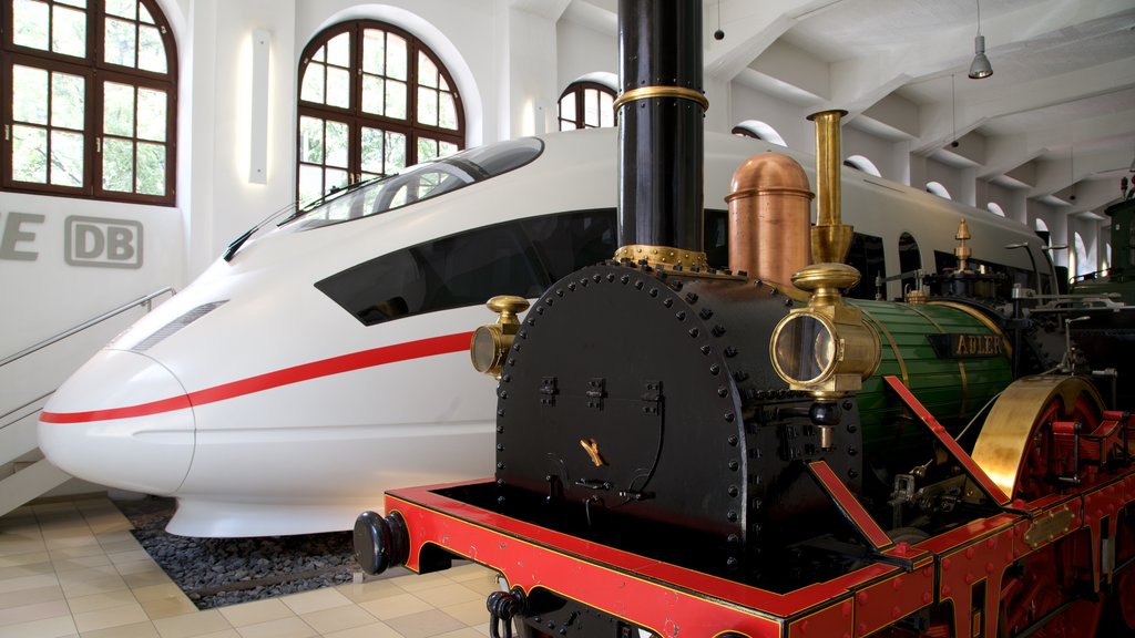 Museo Nacional del Ferrocarril Alemán que incluye elementos del patrimonio y vistas interiores