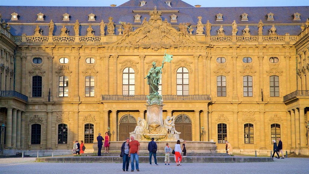 Würzburger Residenz que inclui uma praça ou plaza, uma estátua ou escultura e uma fonte