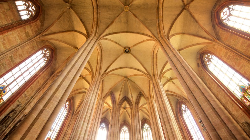 St. Sebaldus-kyrkan som visar interiörer och historiska element