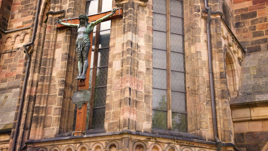 Iglesia de San Sebaldus que incluye elementos religiosos y elementos patrimoniales