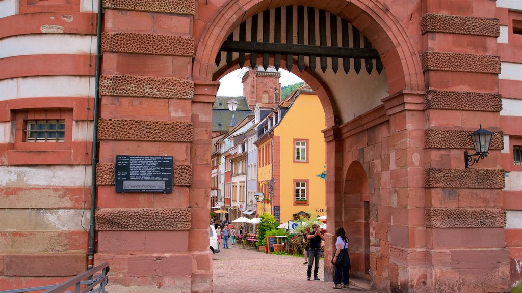 Pont Karl Theodor qui includes éléments du patrimoine aussi bien que un couple