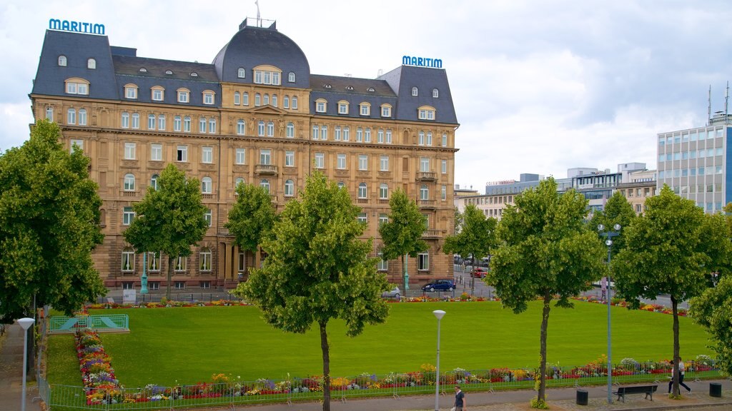 Friedrichsplatz toont een tuin en historisch erfgoed