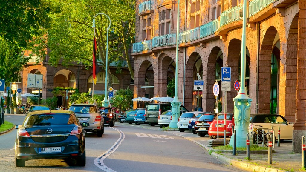 Friedrichsplatz toont een zonsondergang en historisch erfgoed