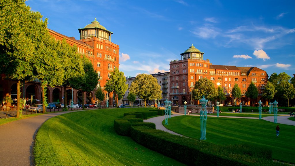 Friedrichsplatz que inclui um pôr do sol, elementos de patrimônio e um parque