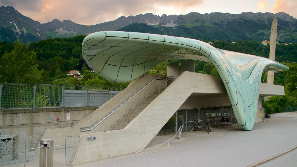 Teleférico de Nordkette mostrando arquitetura moderna, um pôr do sol e cenas tranquilas