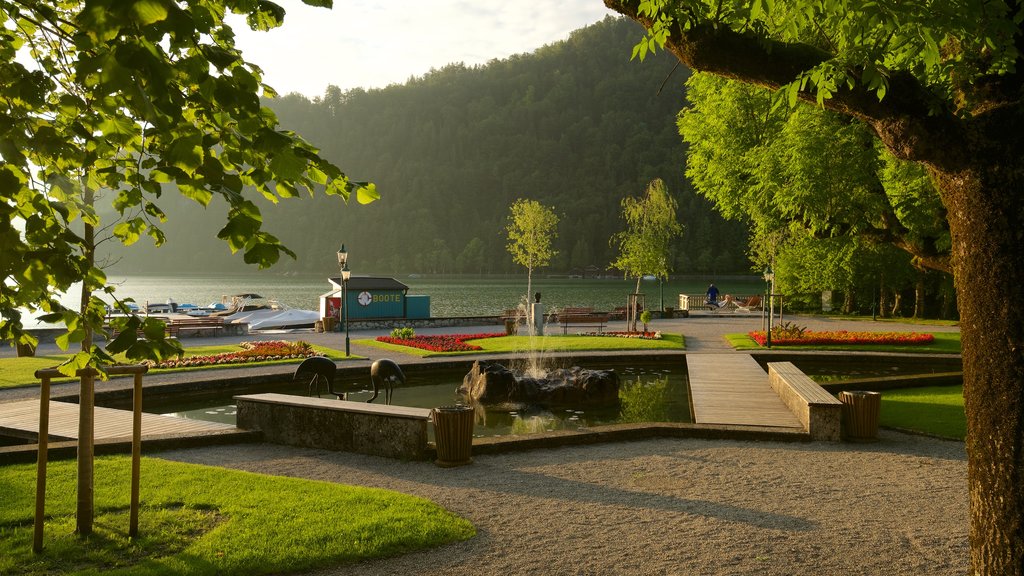 Strobl ofreciendo una puesta de sol, un lago o abrevadero y flores