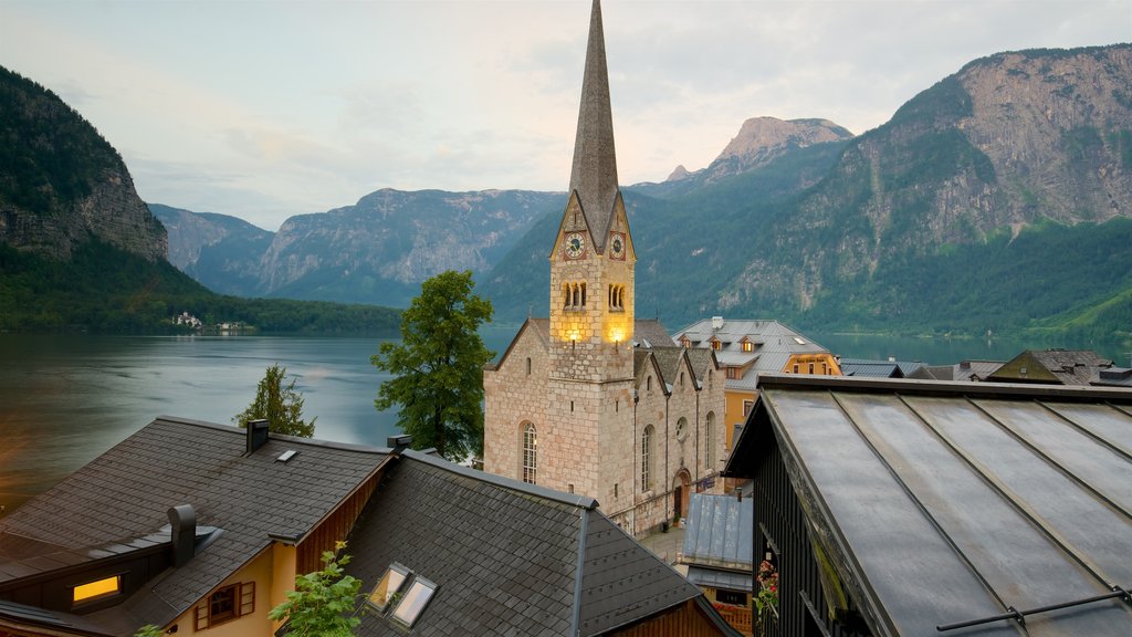 Hallstatt mostrando un atardecer, montañas y un lago o espejo de agua