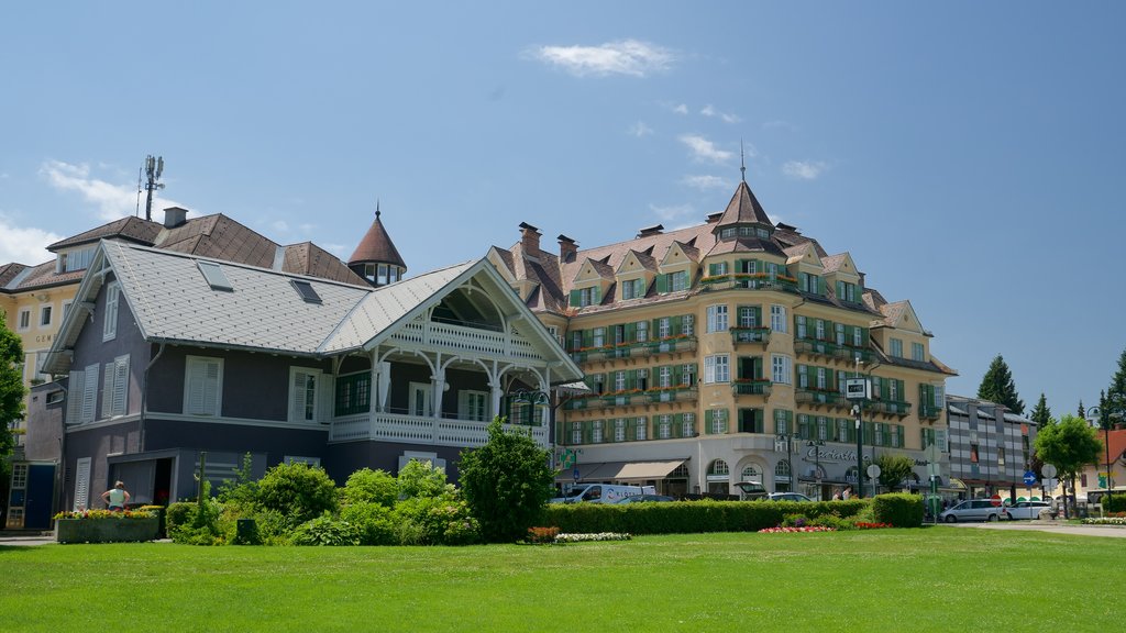 Velden am Woerthersee mostrando um jardim e elementos de patrimônio