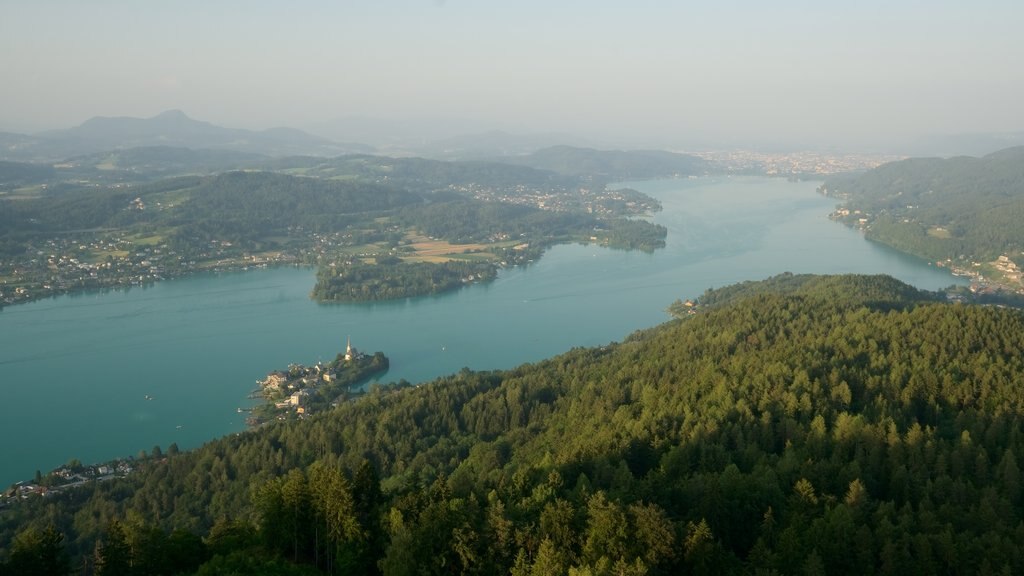 Keutschach am See que incluye neblina o niebla, un lago o abrevadero y escenas tranquilas