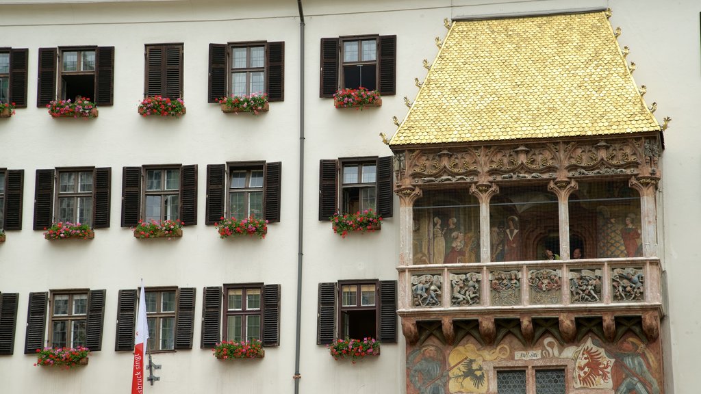 Goldenes Dachl som omfatter kulturarvsgenstande og blomster