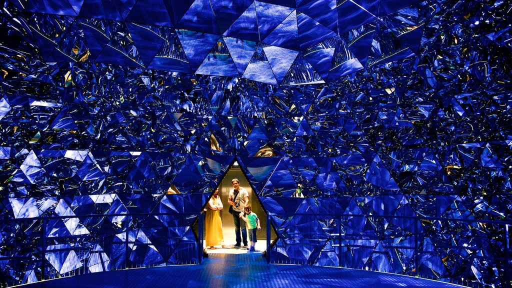 Swarovski Crystal Worlds toont interieur en ook een gezin