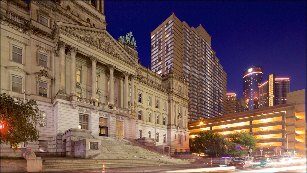 Detroit mostrando una ciudad, escenas de noche y arquitectura patrimonial