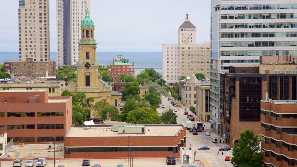 Milwaukee City Hall ofreciendo un edificio alto, vistas panorámicas y una ciudad