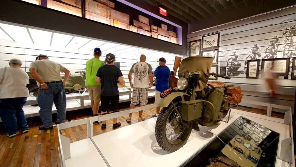 Harley-Davidson Museum che include oggetti d\'epoca e vista interna cosi come un piccolo gruppo di persone