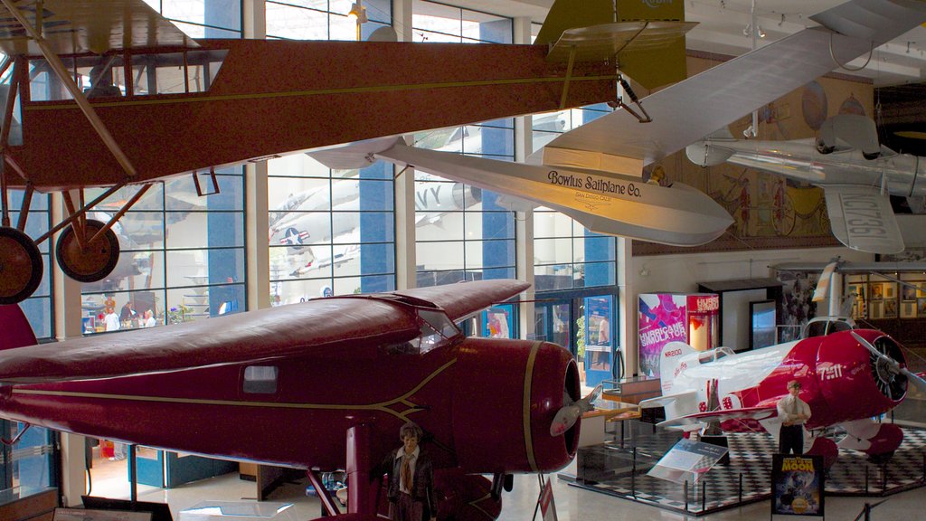 Museo del Aire y del Espacio de San Diego mostrando vista interna, avión y una ciudad