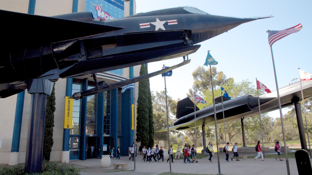 Museo del Aire y del Espacio de San Diego mostrando avión