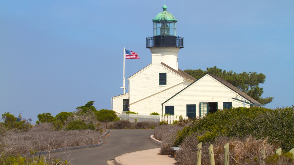 Monumento Nacional a Cabrillo mostrando un faro y un monumento