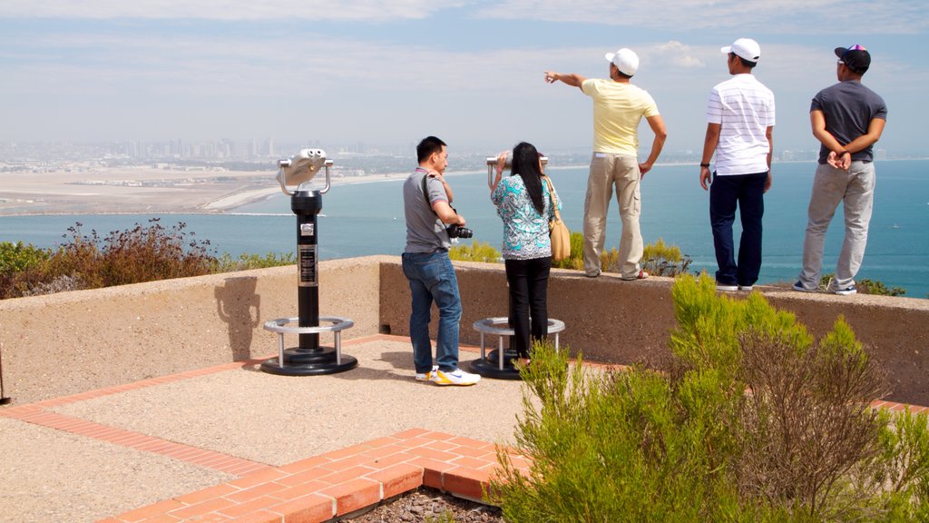 Cabrillo National Monument que inclui paisagens, um monumento e uma baía ou porto