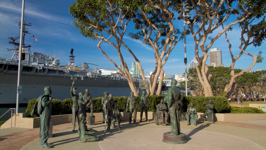 Navy Pier som omfatter udendørs kunst, en marina og en by