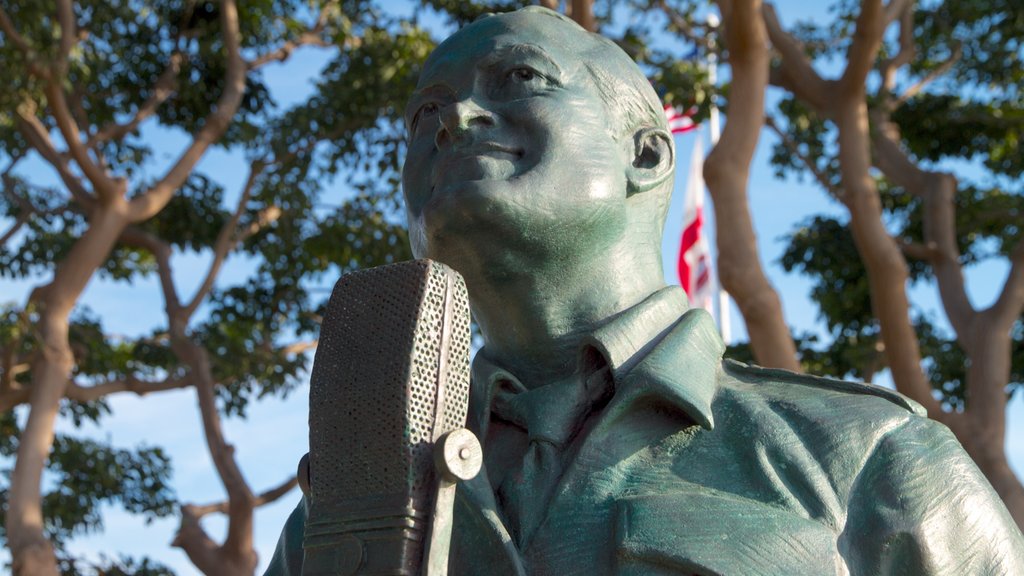 Dermaga Navy menunjukkan patung dan monumen