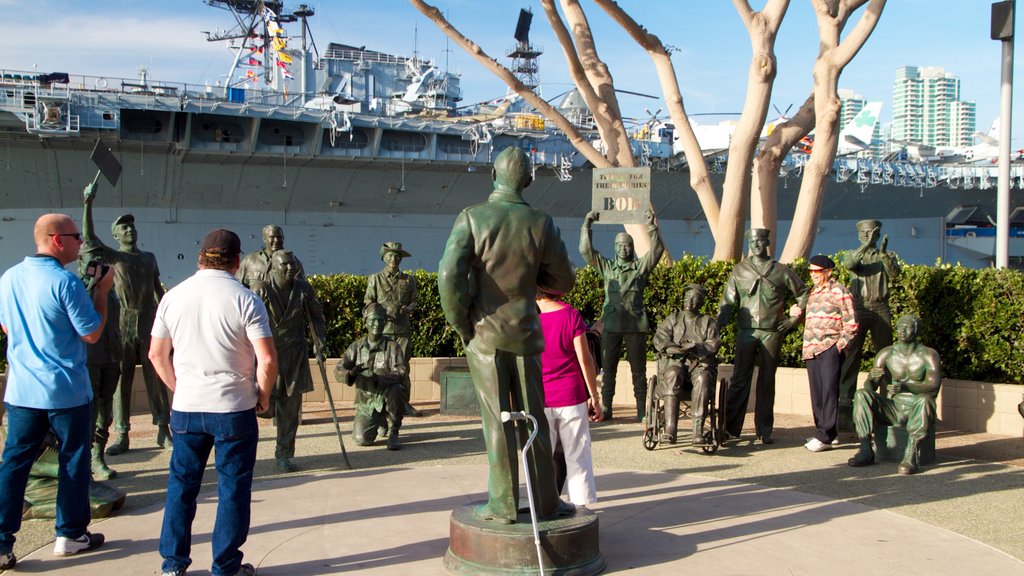 Muelle Navy Pier mostrando artículos militares, un club náutico y una ciudad