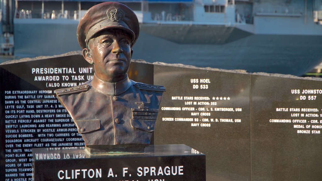 Muelle Navy Pier mostrando una estatua o escultura, artículos militares y un monumento