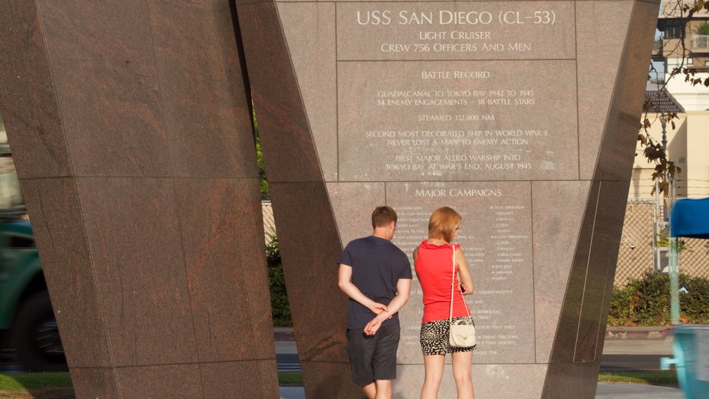 Navy Pier showing a memorial, a monument and a city