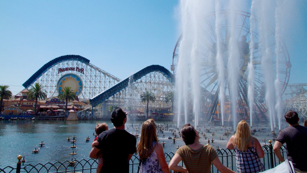 Parque Disney California Adventure® mostrando paseos y un lago o abrevadero