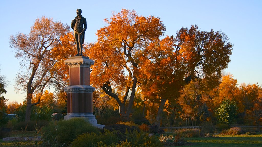 Parque de la Ciudad mostrando una estatua o escultura, hojas de otoño y un jardín