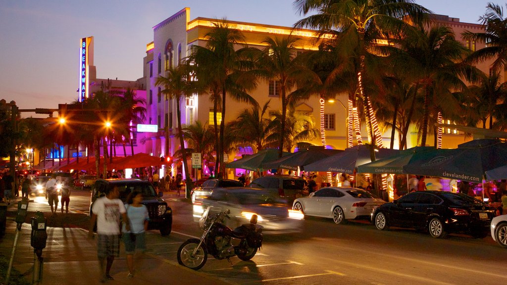 Miami Beach que incluye escenas nocturnas, escenas urbanas y una ciudad