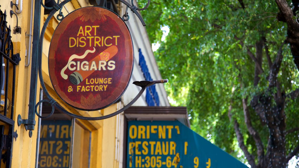 Little Havana showing street scenes and signage