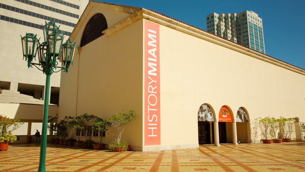 Miami Art Museum showing art and a city