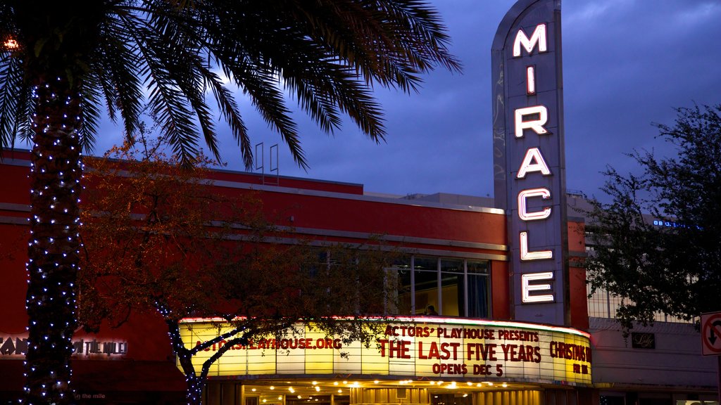 Miracle Mile que incluye señalización