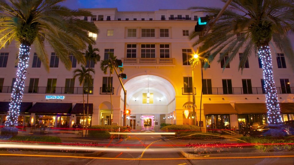 Miracle Mile ofreciendo escenas de noche, una ciudad y imágenes de calles